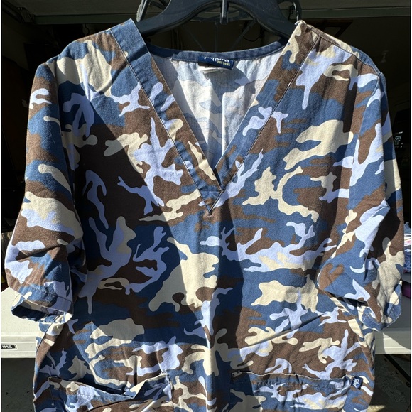 Printed Scrub Tops - Picture 7 of 10